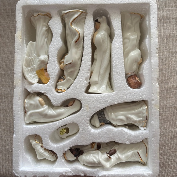 Galleria Fine Porcelain Nativity 9 Pc Set Figurine - Picture 10 of 13